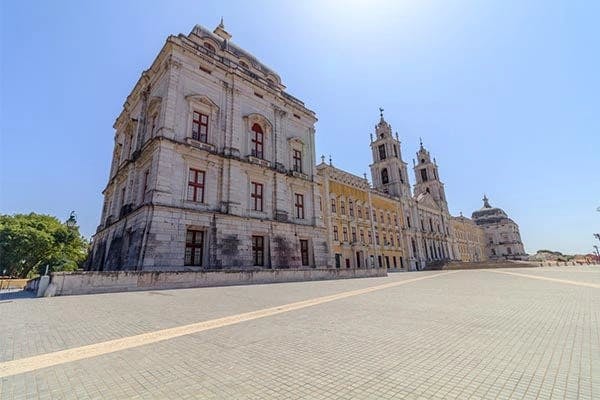 While their new home is being built, Bob and Cathy are renting in the city of Mafra. ©iStock/moedas1