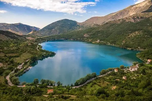 Scanno's heart-shaped lake sits in the Sagittario valley a few minutes from Scanno village.